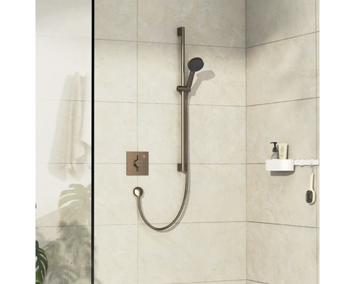 Douche avec barre de douche et étagère dans la salle de bain