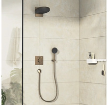 Badezimmer mit Duschkopf und Handbrause an der Wand