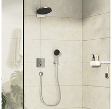 Espace salle de bains avec douche de tête, douchette à main, thermostat de douche et étagère