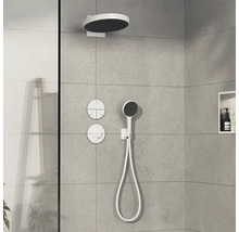 Duscharmatur mit Kopfbrause, Handbrause und Bedienelementen an der Wand