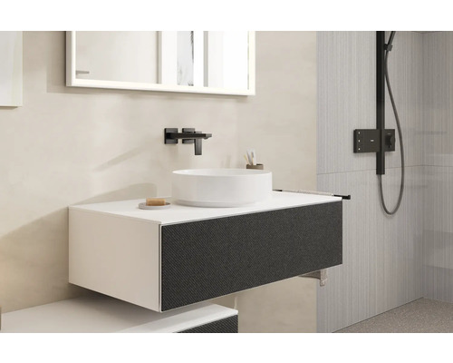 Badezimmer mit Waschbecken, Unterschrank, Spiegel und Dusche