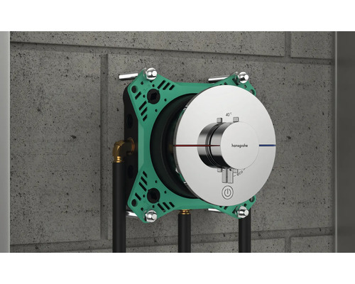Unterputzthermostat mit Hansgrohe Logo an einer Wand
