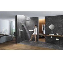 Geräumiges Badezimmer mit Dusche, Waschtisch und offenem Kleiderschrank