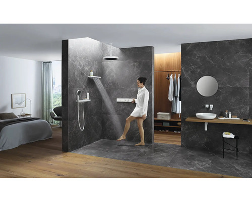 Salle de bains spacieuse avec douche, lavabo et dressing ouvert