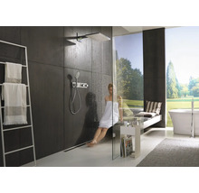 Modernes Badezimmer mit Dusche, Handtuchhalter, Sitzbank und Badewanne vor dem Fenster