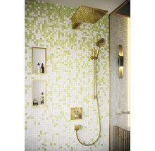 Salle de bain avec mosaïque, douche et étagères intégrées.