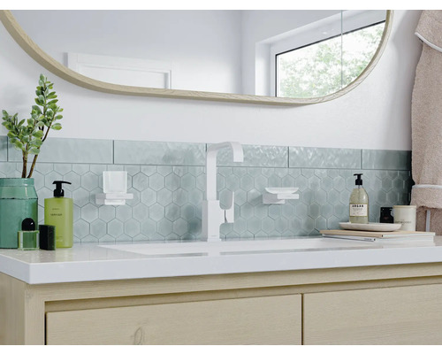 Lavabo de salle de bain avec robinetterie, miroir et accessoires