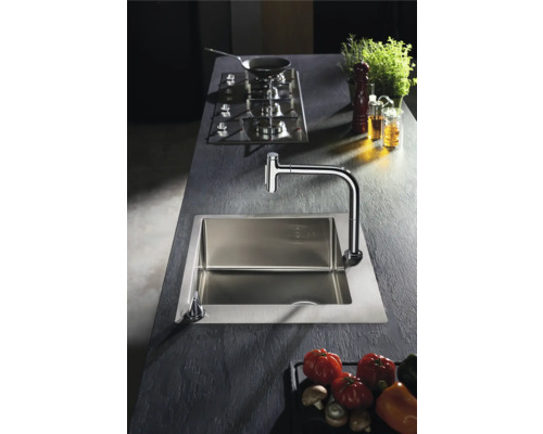 Spüle aus Edelstahl mit Armatur in einer modernen Küche.