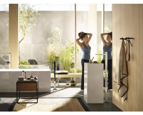 Badezimmer mit freistehender Badewanne, Waschtischsäule, Spiegel und Handtuchhalter