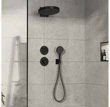 Duscharmatur-Set mit Kopfbrause und Handbrause an einer Badezimmerwand