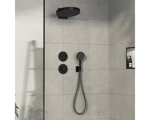Ensemble de robinetterie de douche avec douche de tête et douchette sur un mur de salle de bain