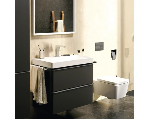 Modernes Badezimmer mit Waschbeckenunterschrank und Wand-WC