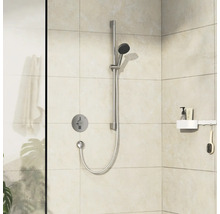 Duscharmatur mit Regler und Ablage im Badezimmer