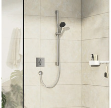 Modernes Badezimmer mit Duscharmatur, Thermostat und Ablage
