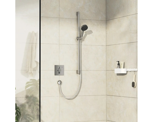 Salle de bains moderne avec robinetterie de douche, thermostat et étagère