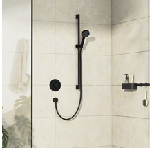 Ensemble de douche dans une salle de bains avec étagère de douche