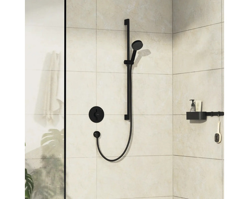 Ensemble de douche dans une salle de bains avec étagère de douche