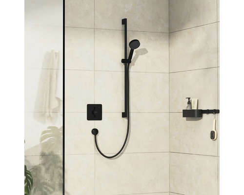 Robinet de douche avec douchette, barre de douche et étagère dans la salle de bain