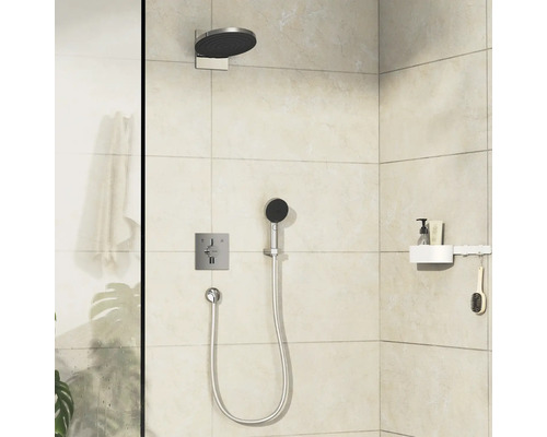 Espace douche avec pomme de tête, douchette, thermostat et étagère