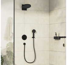 Duscharmatur mit Kopfbrause und Handbrause im Badezimmer