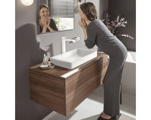 Modernes Badezimmer mit Waschtisch, Aufsatzwaschbecken und Spiegel