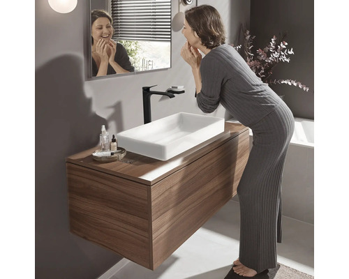 Modernes Badezimmer mit Waschtisch, Spiegel und stilvoller Dekoration