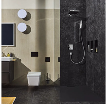 Modernes Badezimmer mit Dusche, Toilette, Waschbecken und Spiegel