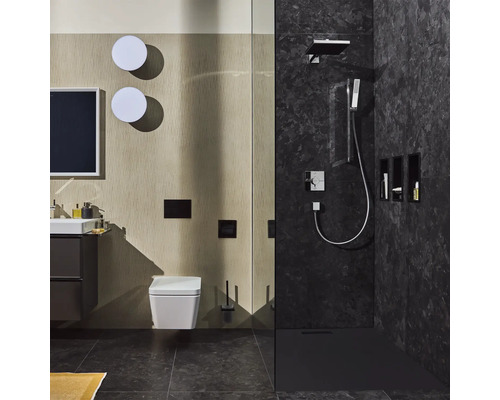 Modernes Badezimmer mit Dusche, Toilette, Waschbecken und Spiegel