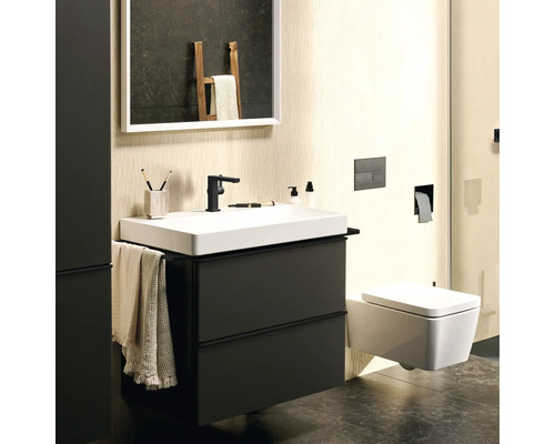 Modernes Badezimmer mit Waschtisch, Spiegel und hängendem WC.