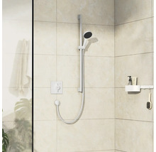 Barre de douche avec douchette, robinetterie et étagère dans la salle de bain