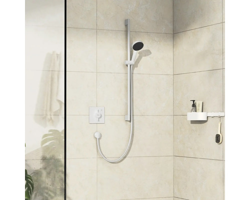 Barre de douche avec douchette, robinetterie et étagère dans la salle de bain