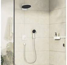 Duscharmatur im Badezimmer mit Kopfbrause, Handbrause und Ablage