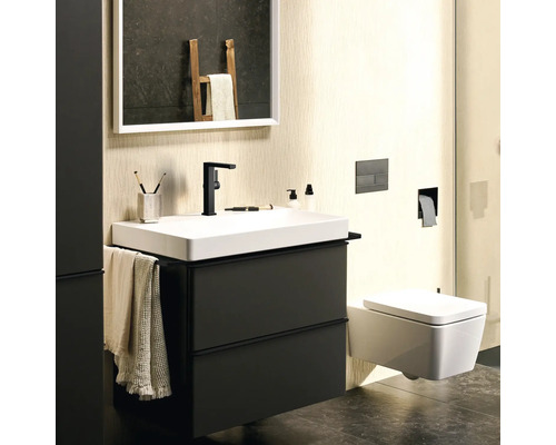 Modernes Badezimmer mit Waschtisch, Spiegelschrank und Wand-WC