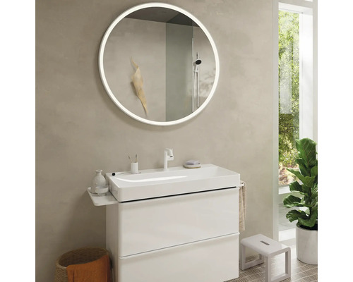 Badezimmer mit rundem Spiegel, Waschtischunterschrank und Hocker