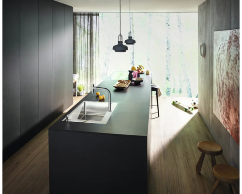 Moderne Küche mit Kücheninsel, Spüle und minimalistischem Design