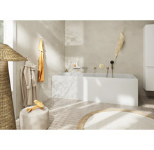 Modernes Badezimmer mit Badewanne, Handtüchern und dekorativen Elementen für eine helle und freundliche Atmosphäre.