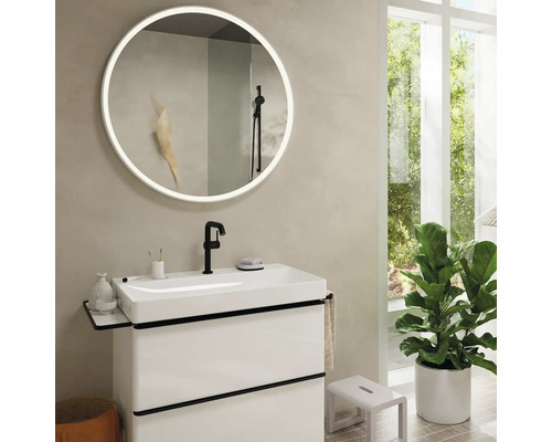 Modernes Badezimmer mit rundem Spiegel, Waschbeckenunterschrank und Zimmerpflanze