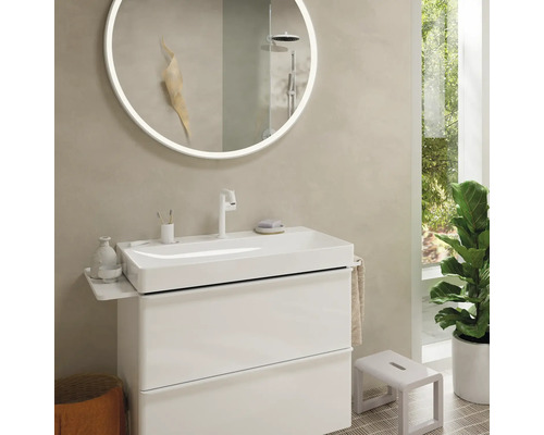 Modernes Badezimmer mit Waschbeckenunterschrank, Spiegel und Dekoration