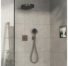 Dusche mit Kopfbrause, Handbrause und quadratischer Armatur an gefliester Wand