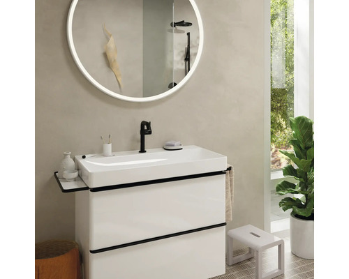 Modernes Badezimmer mit Waschtisch, Spiegel und Hocker