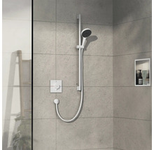 Duscharmatur mit Handbrause und Thermostat an gefliester Wand