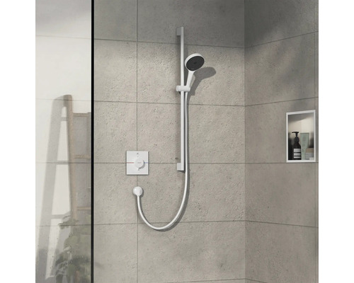 Duscharmatur mit Handbrause und Thermostat an gefliester Wand