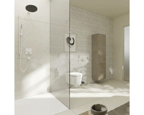 Helles Badezimmer mit Dusche, Toilette und Waschtisch