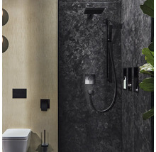 Badezimmer mit Toilette, Dusche und Ablagenischen