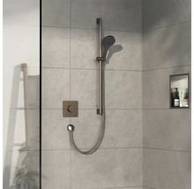 Duscharmatur mit Brausestange und Brausekopf vor gefliester Wand