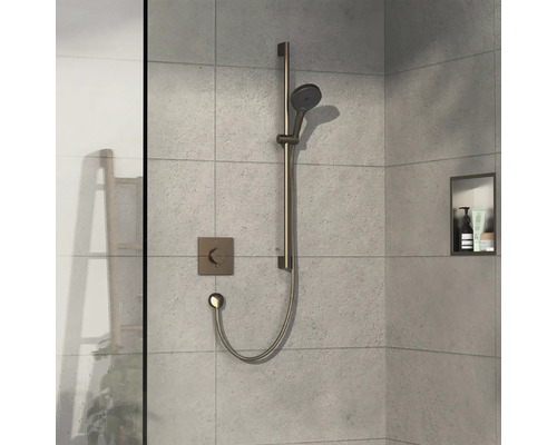 Duscharmatur mit Brausestange und Brausekopf vor gefliester Wand