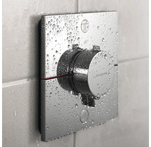 Verchromte Thermostatarmatur für Dusche mit Wassertropfen