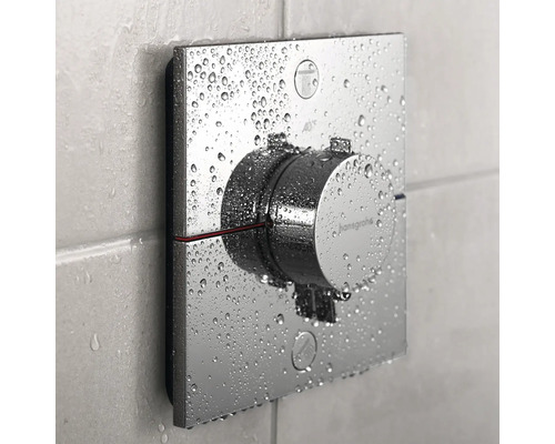 Verchromte Thermostatarmatur für Dusche mit Wassertropfen