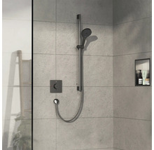 Duscharmatur mit Brausestange und Ablagefach im Badezimmer