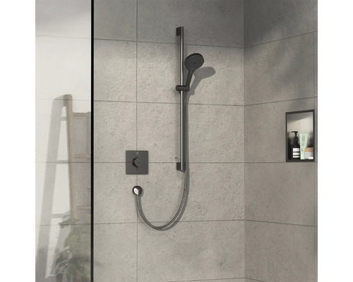 Duscharmatur mit Brausestange und Ablagefach im Badezimmer